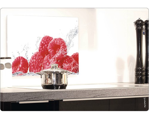 Kuchyňská scéna s hrncem na varné desce a kuchyňskou zástěnou s motivem malin