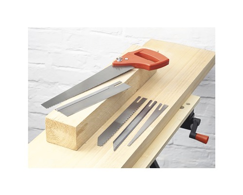 Ocaska s pilovými listy na pracovním stole