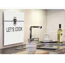 Kuchyňská scéna s dřezem, nádobím a nástěnnou deskou s nápisem Let''s Cook.