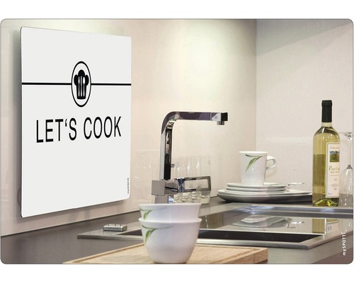 Kuchyňská scéna s dřezem, nádobím a nástěnnou deskou s nápisem Let''s Cook.