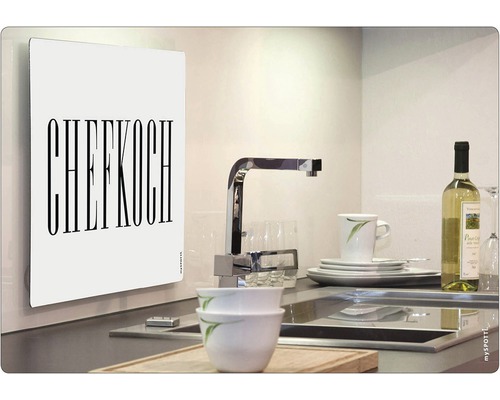 Kuchyňská scéna s ochrannou stěnou, umyvadlem, baterií a nádobím