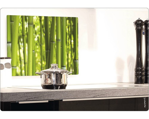 Kuchyňská zástěna s motivem bambusu nad hrncem na sporáku
