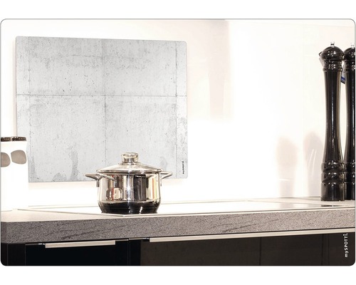 Kuchyně s sporákem, hrncem a obkladem s betonovým vzhledem