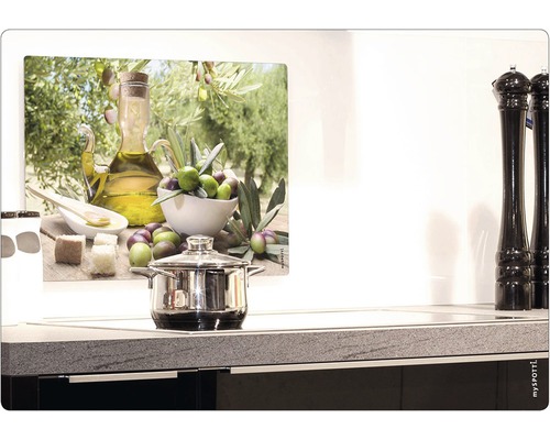 Kuchyňská scéna s varnou deskou, hrncem a kuchyňskou zástěnou s motivem oliv