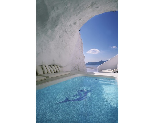 Bazén v jeskyni s výhledem na moře a posezením