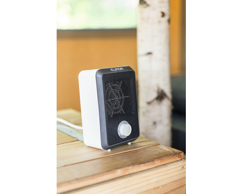 Malý topný ventilátor značky Eurom na dřevěném stole