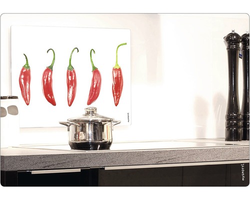 Kuchyňská scéna s hrncem a ochranou proti stříkající vodě s motivem chilli