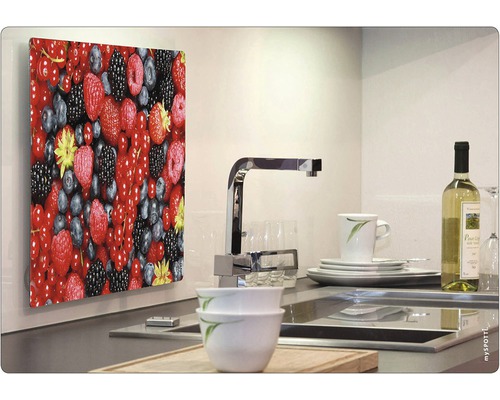 Kuchyňská zástěna s motivem bobulí v moderní kuchyni