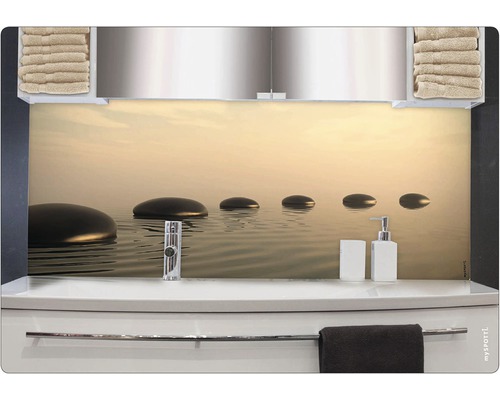 Koupelnové umyvadlo s kamenným dekorem, dávkovačem mýdla a ručníky