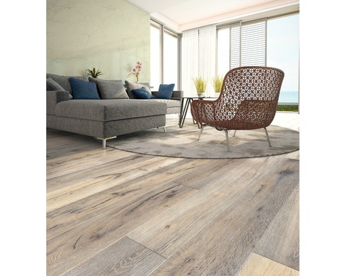 Světlý obývací pokoj s dřevěnou podlahou, pohovkou a křeslem