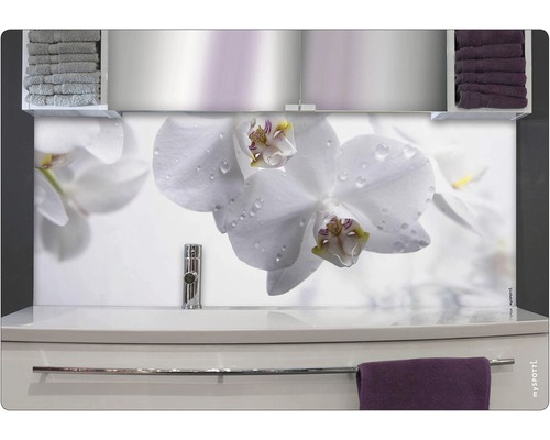 Koupelnová zádní stěna mySPOTTI aqua orchid 90x45 cm Umyvadlo v koupelně s orchidejovou zadní stěnou, ručníky a armaturou