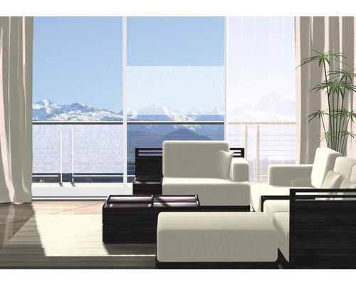 Světlý obývací pokoj s dekorativní fólií na okně, pohovkou, křeslem a stolem