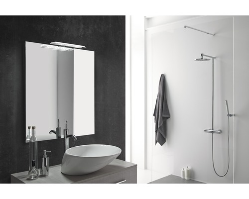 Moderní koupelna s umyvadlem, zrcadlem, sprchou a ručníkem