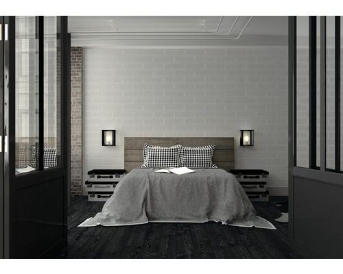 Ložnice s postelí, nočními stolky a nástěnnými lampami