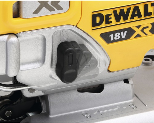 Detailní záběr přímočaré pily DeWalt 18V XR s nastavovacím knoflíkem