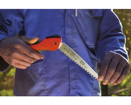 Ruční pila na větve s červenou rukojetí