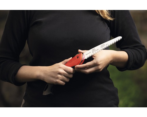 Žena drží skládací pilu Felco