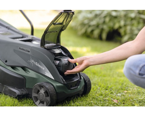 Traktorová sekačka s akumulátorem vkládaným osobou