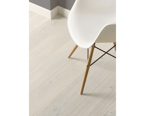 Světlá dřevěná podlaha s bílou židlí