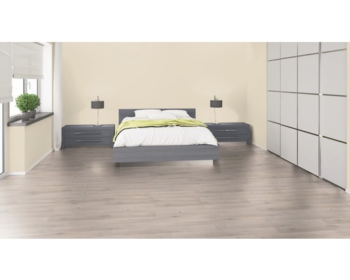 Světlá ložnice s postelí, nočními stolky a šatní skříní