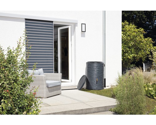 Dešťový sud na terase vedle domu se zahradou