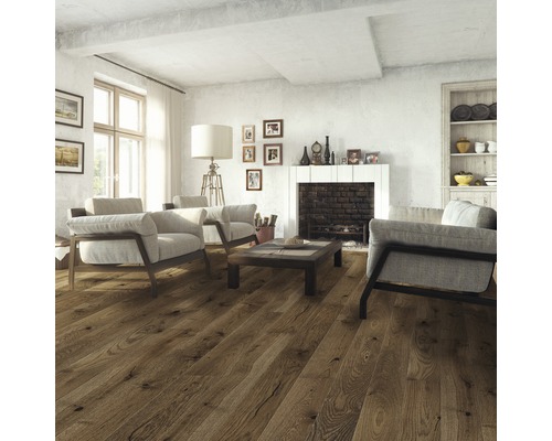 Obývací pokoj s dřevěnou podlahou, křesly a krbem.