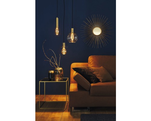 Obývací pokoj s pohovkou, stolem a závěsnými svítidly