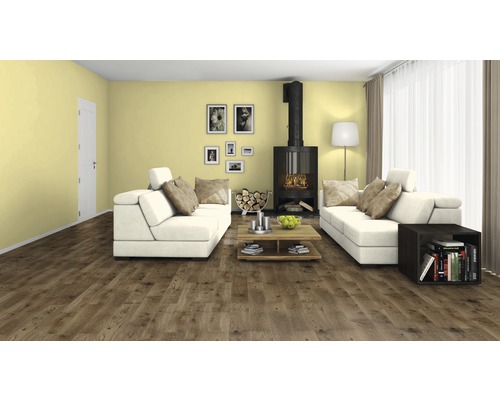 Obývací pokoj se světlou pohovkou, krbem a dřevěnou podlahou