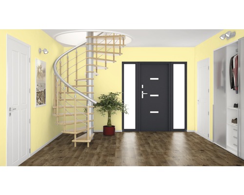 Světlá chodba se točitým schodištěm, vchodovými dveřmi a šatní skříní