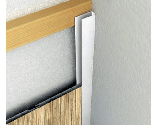 Detailní pohled na obklad stěny s dřevěnými panely a rohovým profilem