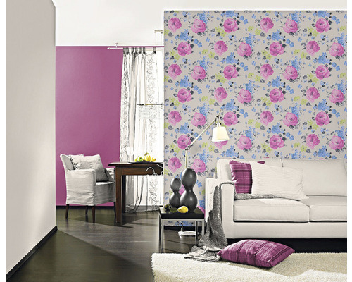 Obývací pokoj s květinovou tapetou, pohovkou a křeslem