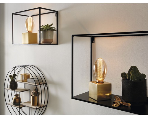 Obývací pokoj s nástěnnými policemi, dekoracemi a lampami