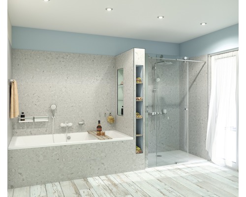 Koupelna s vanou, sprchou a policemi