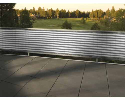 Zástěna s vodorovnými pruhy na balkonovém zábradlí