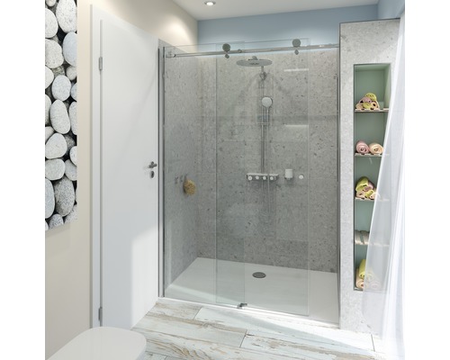 Koupelna se sprchou se skleněnými posuvnými dveřmi, ručníky a dřevěnou podlahou