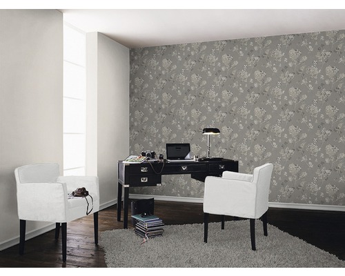 Obývací pokoj s psacím stolem, křesly a květinovou tapetou