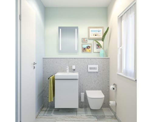 Koupelna s umyvadlem, toaletou, zrcadlem, ručníkem a dekoracemi