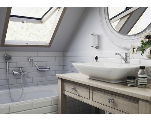 Koupelna se střešním oknem, umyvadlem, baterií, vanou a madlem