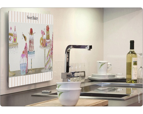 Kuchyňská zástěna s motivem cukrovinek nad dřezem