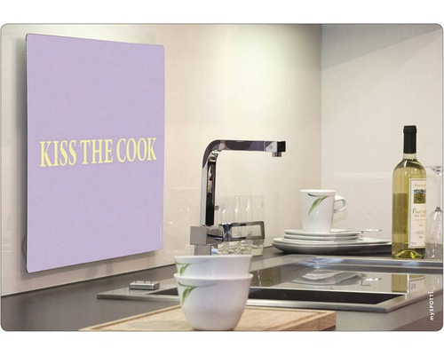 Kuchyňská scéna s ochranou proti stříkající vodě s nápisem „Kiss the cook“, dřez, armatura, nádobí a láhev vína