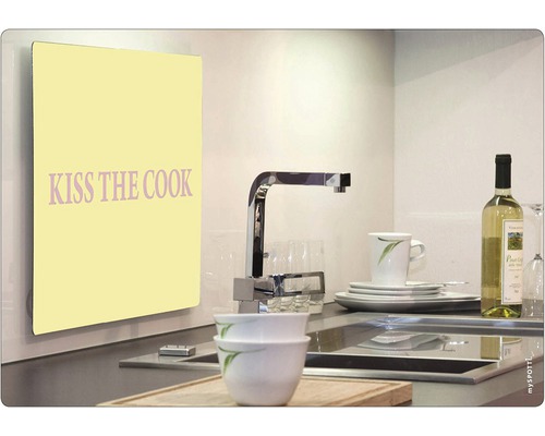 Kuchyňská scéna s dřezem, baterií, nádobím a obrázkem s nápisem ''Kiss the Cook''