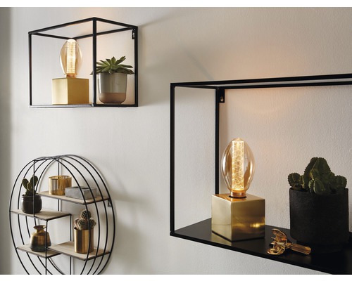 Obývací pokoj s kovovými nástěnnými policemi, dekoracemi a světelnými zdroji