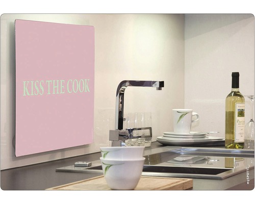 Kuchyňská scéna s kuchyňskou zástěnou s nápisem Kiss the Cook, dřezem, vodovodní baterií, nádobím a lahví vína