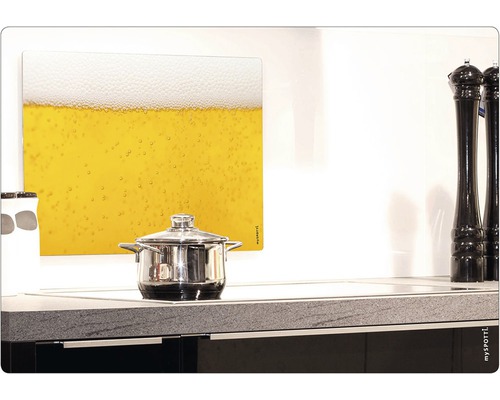 Kuchyňská scéna s hrncem a skleněnou deskou na krájení s motivem piva