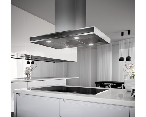 Kuchyňská scéna s digestoří nad kuchyňským ostrůvkem s vestavěnou varnou deskou.