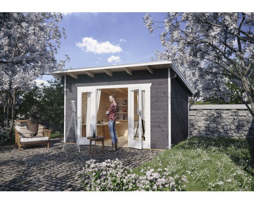 Zahrada s dřevěným zahradním domkem s dvoukřídlými dveřmi, malířským stojanem a sedící osobou