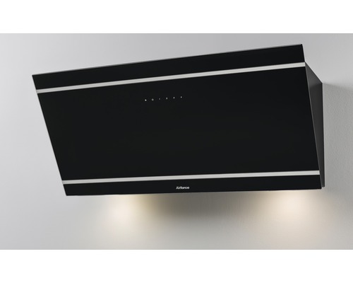 Černý odsavač par namontovaný na zdi