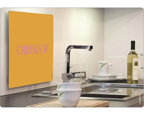 Kuchyňská scéna s dřezem, nádobím a zástěnou s nápisem Chefkoch