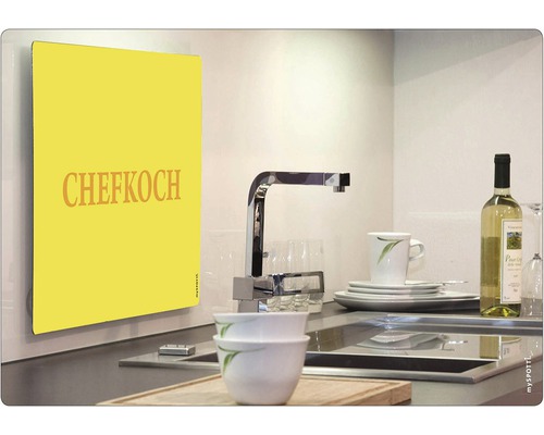 Kuchyňská scéna s dřezem, nádobím a kuchyňskou zástěnou s nápisem Chefkoch.
