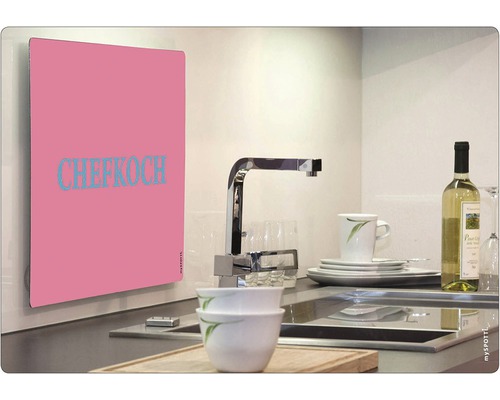 Kuchyňská scéna s dřezem, baterií, nádobím a nástěnným panelem s nápisem Chefkoch